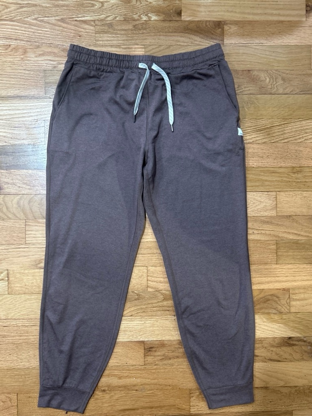 Vuori Women's Brown Joggers with Contrast Drawstring